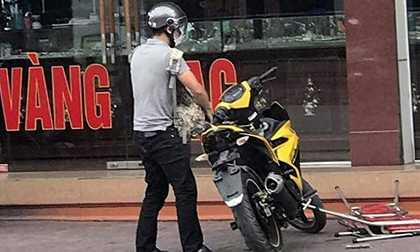 Tên cướp tiệm vàng đánh rơi tiền khi bỏ chạy