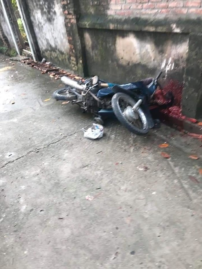 Kinh hoàng người đàn ông đang đi xe máy bị nam thanh niên dùng búa đánh tử vong