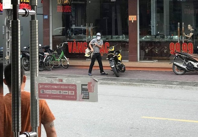 Vụ cướp tiệm vàng đánh rơi balo tiền: Nghi phạm được bà con khu phố đánh giá là hiền lành, hòa đồng - 1 Vụ cướp tiệm vàng đánh rơi balo tiền: Nghi phạm được bà con khu phố đánh giá là hiền lành, hòa đồng - 1