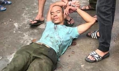 Kinh hoàng người đàn ông đang đi xe máy bị nam thanh niên dùng búa đánh tử vong