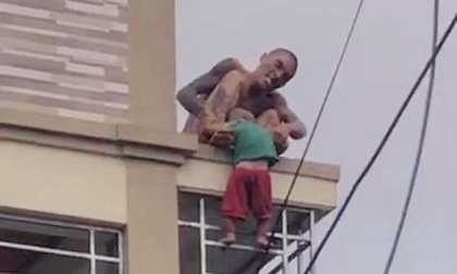 Cha ruột nghi ngáo đá gây thương tích nghiêm trọng cho con
