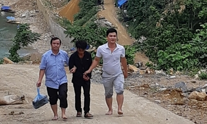 Mâu thuẫn tình cảm, gã đàn ông giết vợ rồi bỏ trốn
