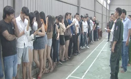 Bắt quả tang nhân viên quán bar bán ma túy cho khách giữa đêm