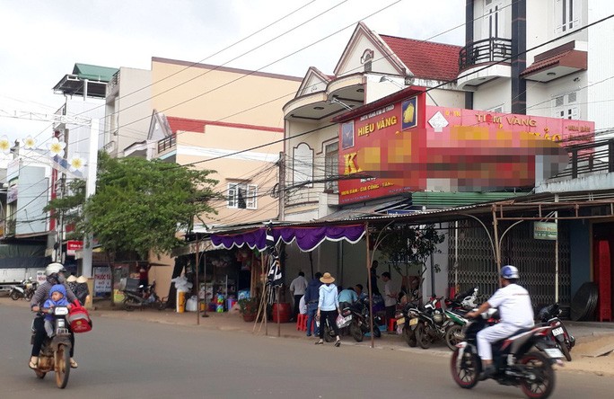 Con chủ tiệm vàng chết trong tư thế trùm túi ni-lon trên đầu, quấn băng keo ở cồ - 1