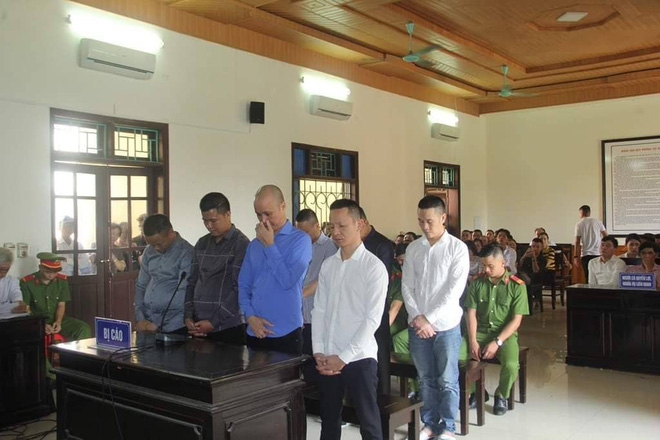Rút súng ra thị uy, đại ca giang hồ bị cả nhóm đối phương vây chém chết trên đường Rút súng ra thị uy, đại ca giang hồ bị cả nhóm đối phương vây chém chết trên đường