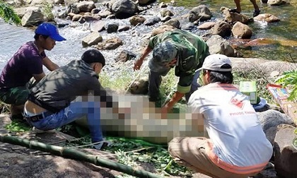 Người dân tá hỏa phát hiện thi thể người đàn ông trương phình, nằm sấp dưới khe suối