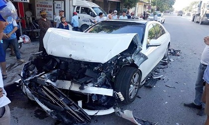 Xe sang Mercedes nát bét sau cú đâm vào đuôi xe buýt