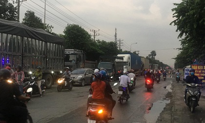 Bình Dương: Kinh hoàng thùng container tuột khỏi đầu kéo văng trúng đầu xe tải, tài xế hoảng hồn nhảy khỏi vô lăng