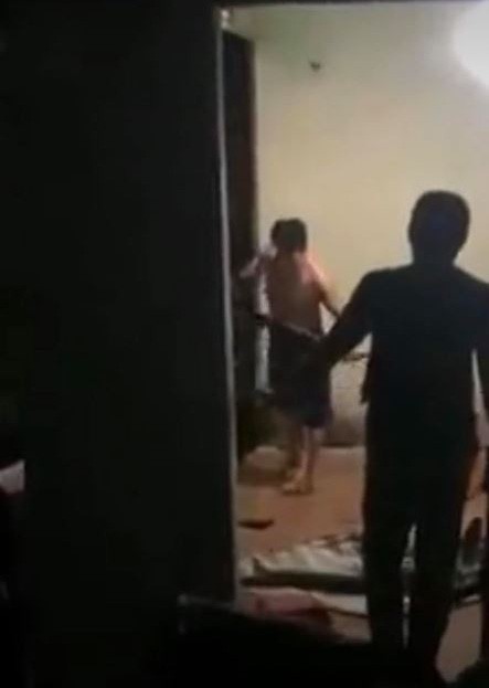 Hà Nội: Hàng chục chiến sĩ công an khống chế, bắt giữ kẻ chém 2 người thương vong rồi cố thủ trong nhà