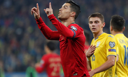 Ronaldo ghi bàn thứ 700, Bồ Đào Nha vẫn thua ở VL Euro 2020