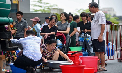 Cuộc sống người Hà Nội đảo lộn trong cơn khủng hoảng nước