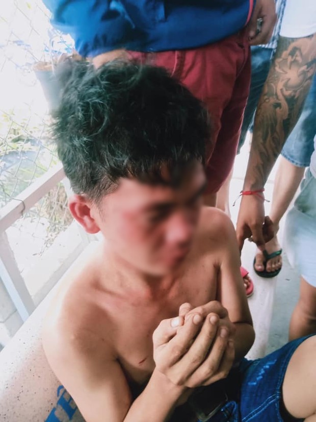 Ông bố trẻ tát con trai lia lịa bị dân mạng truy ra danh tính, kéo đến tận nhà hành hung - Ảnh 2.