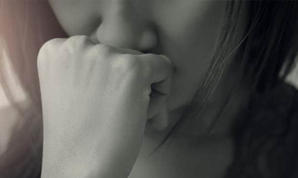 Đến nhà nghỉ trông trẻ, cô gái 17 tuổi bị ép chụp ảnh khỏa thân, bán dâm suốt 10 ngày
