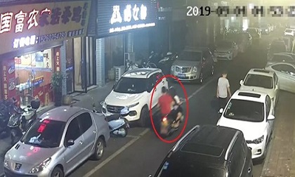 Cô gái trẻ đẹp say xỉn ngồi bên đường bị kẻ lạ bế lên xe đưa về nhà cưỡng dâm