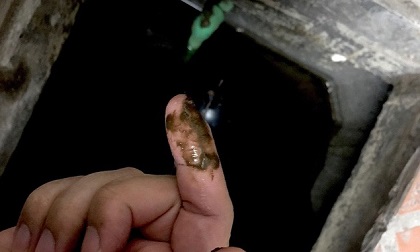 Sau sự cố nước nhiễm dầu ở Hà Nội, nhiều bể chứa nước dự phòng bỗng xuất hiện chất nhầy lạ?