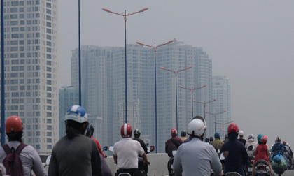 TP.HCM lại xuất hiện sương mù dày đặc từ sáng đến trưa, người dân ngán ngẩm khi ra đường vì sợ ô nhiễm
