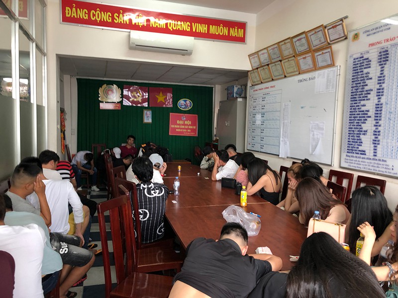 Công an đột kích quán bar ở Tân Phú, trăm người tháo chạy - ảnh 2