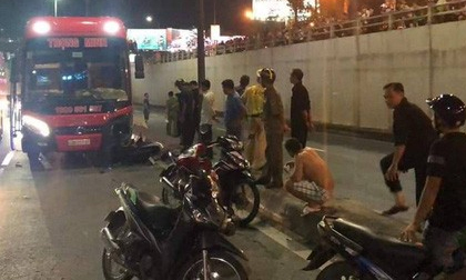 Cố tình chạy xe máy vào hầm chui, hai thanh niên bị xe khách tông tử vong