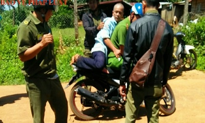 Vợ hẹn hò đi chơi với người khác, chồng cũ lấy dao đâm vợ cũ nguy kịch
