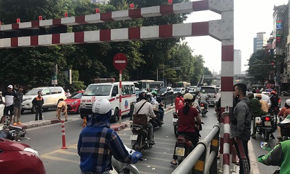 Hà Nội: Người đàn ông đi xe máy đâm vào lan can cầu vượt Thái Hà, tử vong tại chỗ