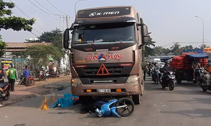 Xe máy va chạm container, cha mẹ tử vong, con gái nguy kịch
