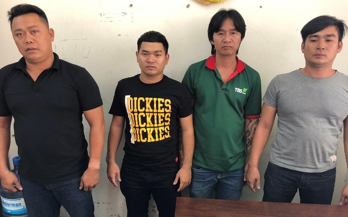 4 đối tượng đã đến Công an quận đầu thú. Ảnh: Báo Giao Thông