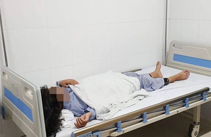 Sau mũi tiêm filler nâng mũi giá 2 triệu đồng 'trả góp', bé gái 13 tuổi hỏng một mắt - 1