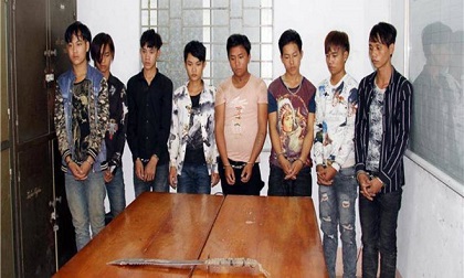 8 thanh niên vác đao, chặn xe cướp tài sản người đi đường