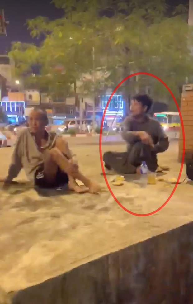 Hà Nội: Bực tức vì không được 'nựng chó', người đàn ông say xỉn hành hung phụ nữ ngoại quốc giữa phố - 1 Hà Nội: Bực tức vì không được 'nựng chó', người đàn ông say xỉn hành hung phụ nữ ngoại quốc giữa phố - 1