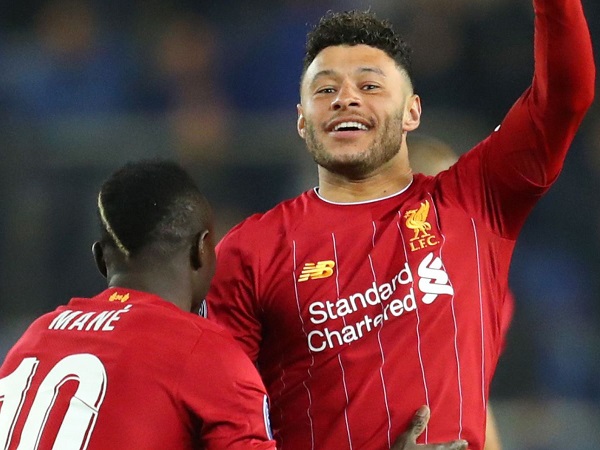 Chamberlain lập cú đúp, Liverpool thắng đậm trên đất Bỉ