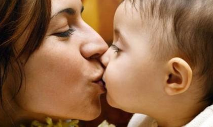 Hôn con mỗi ngày, mẹ trẻ tá hỏa đang truyền vi khuẩn gây ung thư cho con yêu