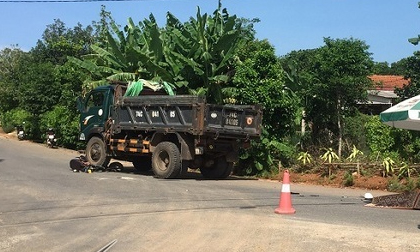 Cha mẹ ngã quỵ bên thi thể nữ sinh Quảng Trị bị xe tải cán tử vong