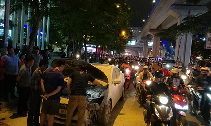 Ô tô bốc cháy trên phố Hà Nội, đôi nam nữ ôm đồ cưới bỏ chạy thoát thân