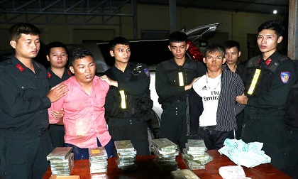 Tông thẳng vào xe công an để tháo chạy khi đang vận chuyển khối lượng lớn “hàng trắng”