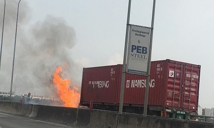 Xe container cháy ngùn ngụt trên đường dẫn cao tốc Long Thành