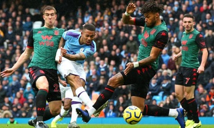Đánh bại Aston Villa, Man City thu ngắn khoảng cách với Liverpool
