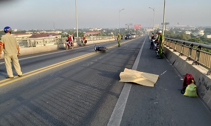 Một phụ nữ chết tại chỗ khi 2 xe máy tông nhau trên cầu Rạch Miễu