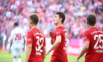 Lewandowksi lập kỷ lục vô tiền khoáng hậu, Bayern vươn lên ngôi đầu Bundesliga
