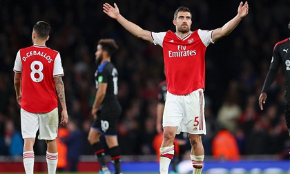 Dẫn trước 2 bàn, Arsenal vẫn bị cầm chân khó tin tại Emirates