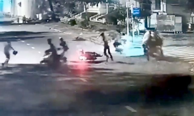 Camera ghi lại cảnh tấn công, cướp xe máy táo tợn trong đêm ở Sài Gòn hình ảnh 1 camera ghi lai canh tan cong, cuop xe may tao ton trong dem o sai gon hinh anh 1