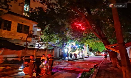 Hà Nội: Giải cứu người đàn ông nằm vắt vẻo trên cây giữa đêm