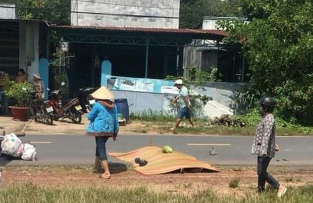 Thương tâm đôi vợ chồng thương vong khi chạy xe tông trúng bò thả rông - Ảnh 1.