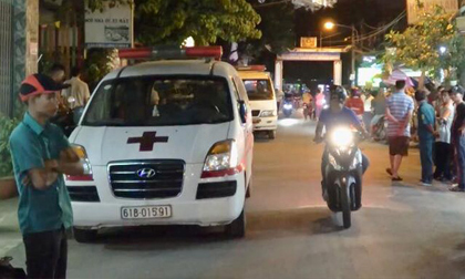 Hàng trăm người hiếu kì xem công an điều tra vụ thanh niên treo cổ chết trong phòng trọ