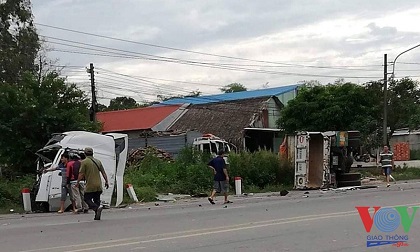 Xe container va chạm với xe ben mất lái tông sập nhà dân