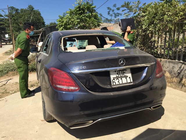 phat hien vet mau tren xe mercedes bi dap pha, bo lai ven duong hinh anh 1