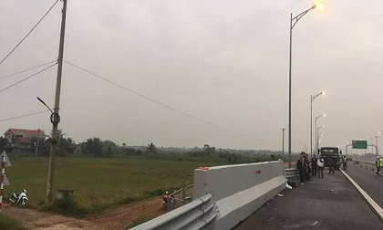 Đi bộ trên đường cao tốc, người đàn ông bị ô tô tông chết tại chỗ