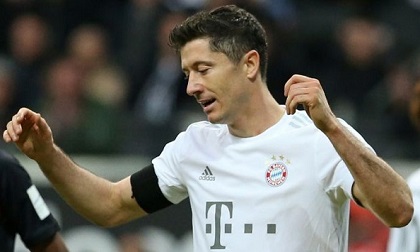 Lewandowksi nổ súng 10 trận liên tiếp, Bayern vẫn thảm bại 1-5 khó tin