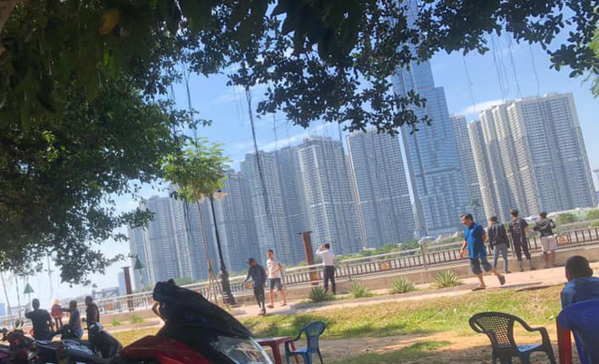 Nhảy từ cầu Sài Gòn xuống sông tự tử, nam thanh niên tự bơi rồi chới với kêu cứu - Ảnh 3. Nhảy từ cầu Sài Gòn xuống sông tự tử, nam thanh niên tự bơi rồi chới với kêu cứu - Ảnh 3.