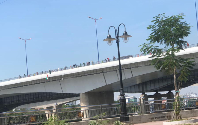 Nhảy từ cầu Sài Gòn xuống sông tự tử, nam thanh niên tự bơi rồi chới với kêu cứu - Ảnh 1. Nhảy từ cầu Sài Gòn xuống sông tự tử, nam thanh niên tự bơi rồi chới với kêu cứu - Ảnh 1.