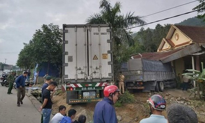 2 xe tải “dắt nhau” đâm sập nhà dân, cả nhà thoát chết thần kỳ